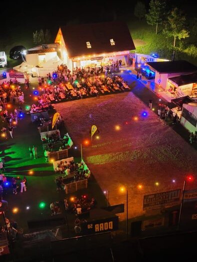 A festive event with colorful lights and many people. The surroundings have a cheerful, vibrant atmosphere. | © Landjugend St. Anna/A.
