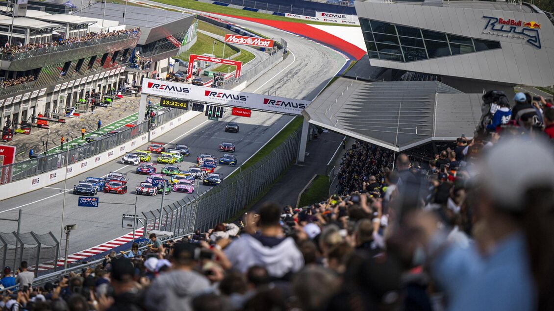 Ein aufregendes Autorennen auf einer Rennstrecke mit zahlreichen Zuschauern. Bunte Autos fahren schnell um die Kurve. | © Red Bull Ring