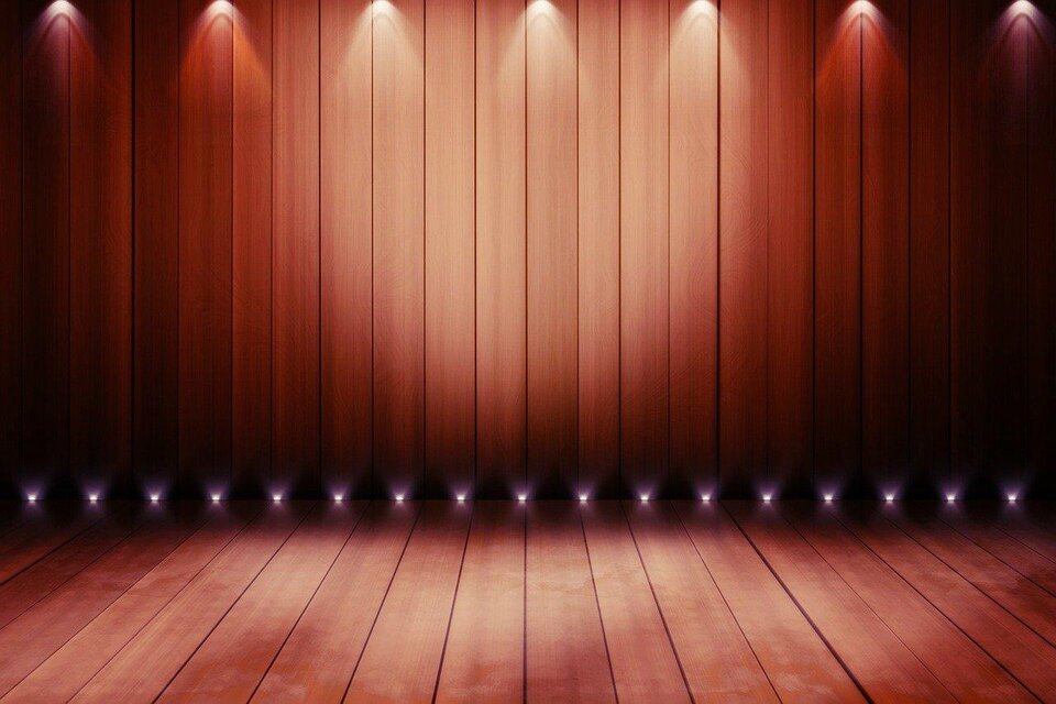 Ein Raum mit Holzvertäfelung und sanfter Beleuchtung. Der Boden ist aus Holz und schafft eine warme Atmosphäre. | © pixabay.com