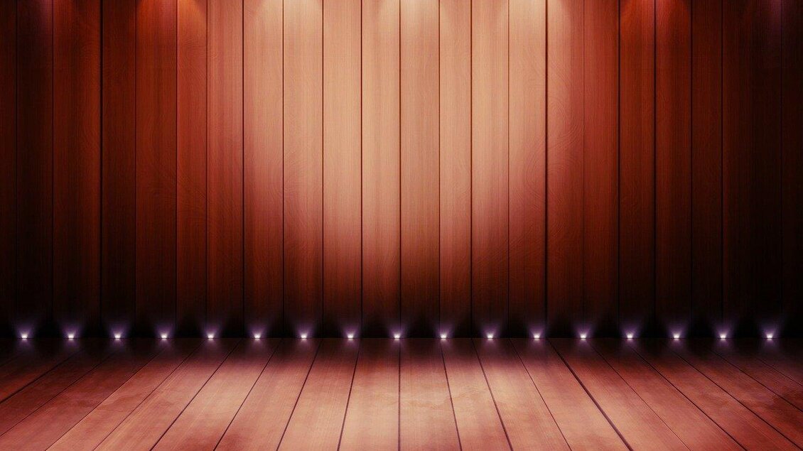 Ein Raum mit Holzvertäfelung und sanfter Beleuchtung. Der Boden ist aus Holz und schafft eine warme Atmosphäre. | © pixabay.com