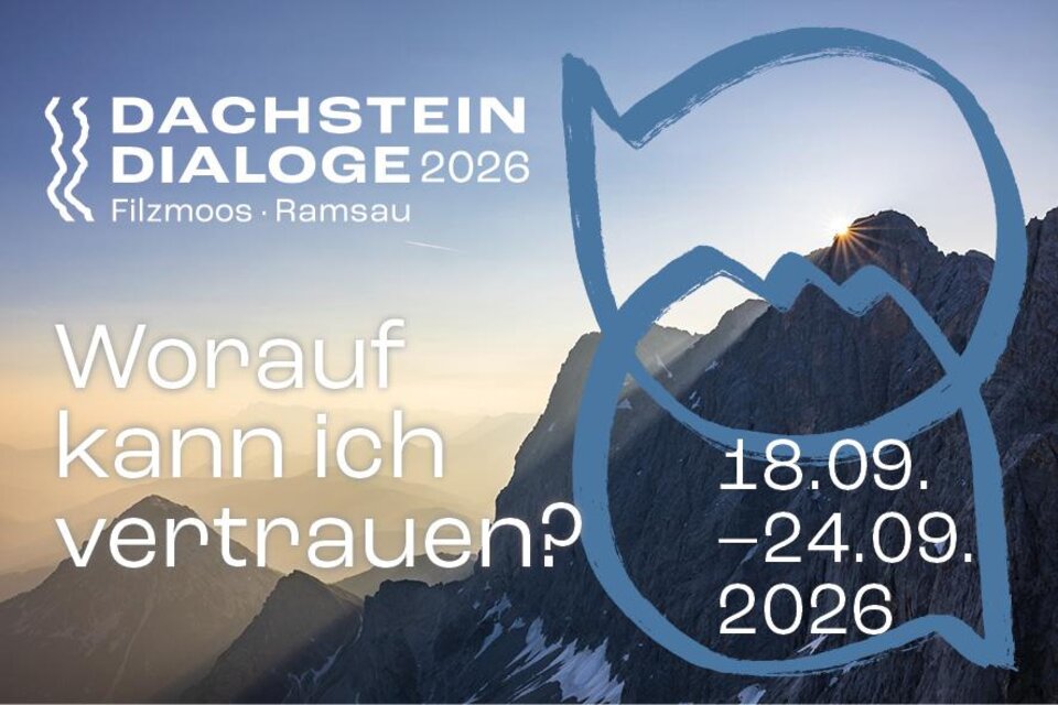 Eine beeindruckende Berglandschaft mit einer Sonne, die hinter den Gipfeln aufgeht. Das Bild wirbt für die Dachstein Dialoge 2026 in Filzmoos und Ramsau.