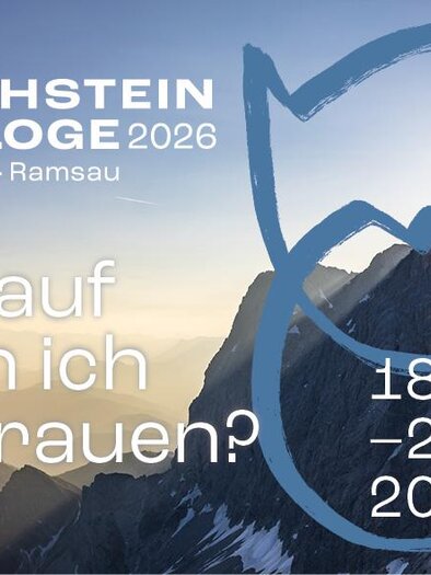 Eine beeindruckende Berglandschaft mit einer Sonne, die hinter den Gipfeln aufgeht. Das Bild wirbt für die Dachstein Dialoge 2026 in Filzmoos und Ramsau.
