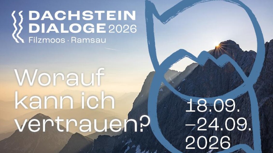 Ein beeindruckendes Bergpanorama mit einer klaren Sicht auf eine Gipfelkamm. Im Vordergrund steht die Frage "Worauf kann ich vertrauen?" als Teil des Designs für die Dachstein Dialoge 2026.