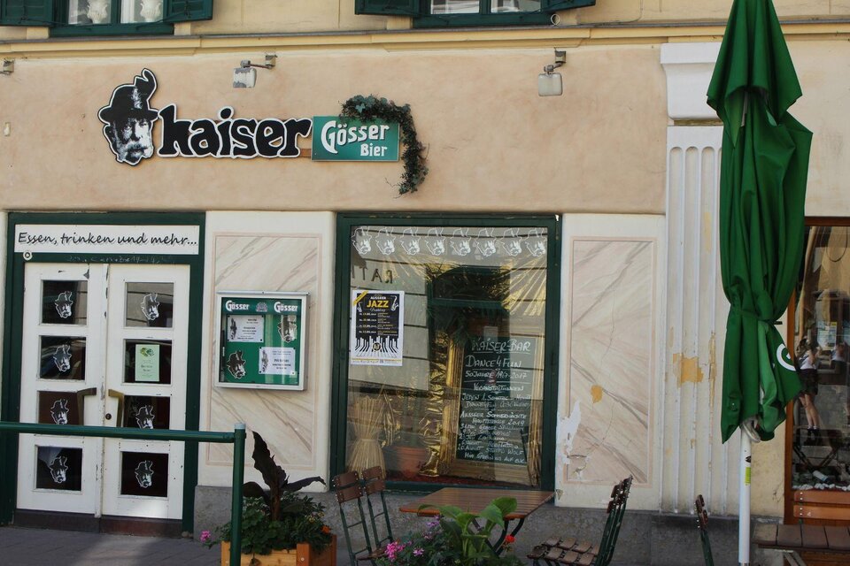 Auch draußen vor der Kaiser BAR im Zentrum von Bad Aussee gibt es ein paar Sitzmöglichkeiten für Gäste des Lokals.  | © Kaiser BAR