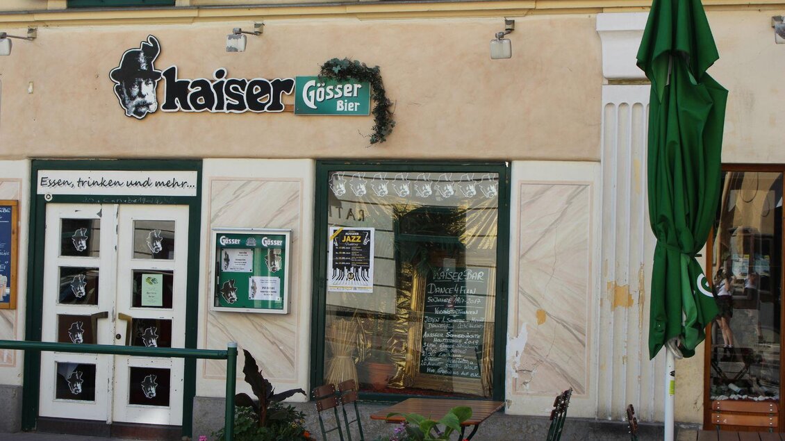 Auch draußen vor der Kaiser BAR im Zentrum von Bad Aussee gibt es ein paar Sitzmöglichkeiten für Gäste des Lokals.  | © Kaiser BAR