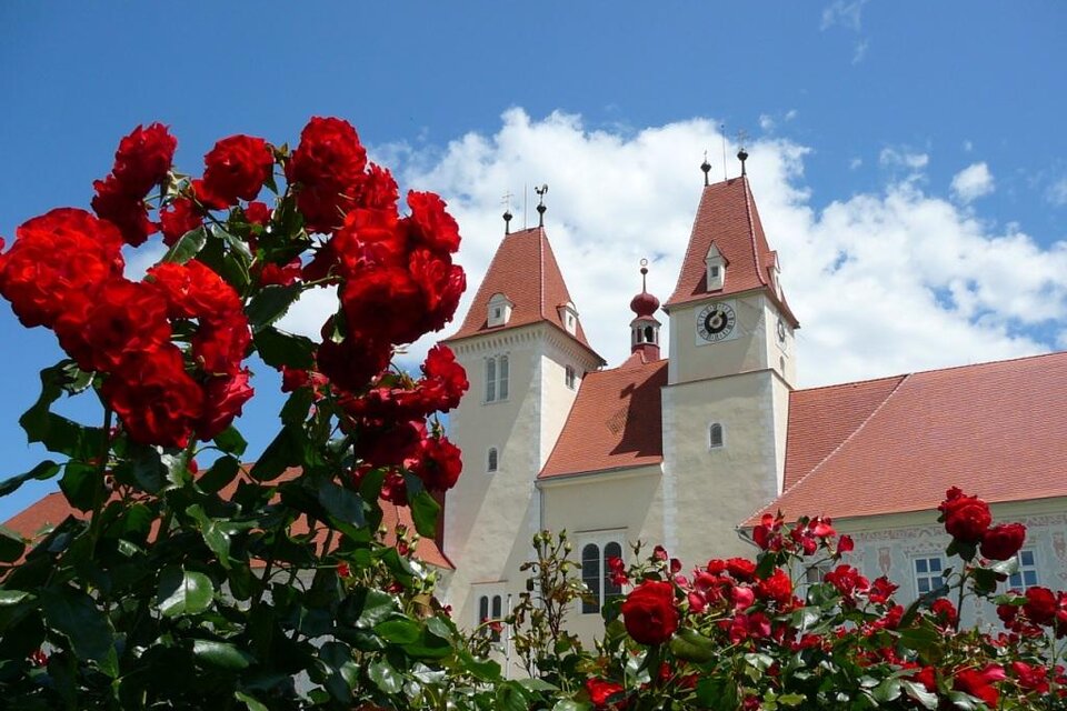 zu sehen ist das Chorherrenstift Vorau mit roten Rosen im Vordergrund. | © Manfred Glößl