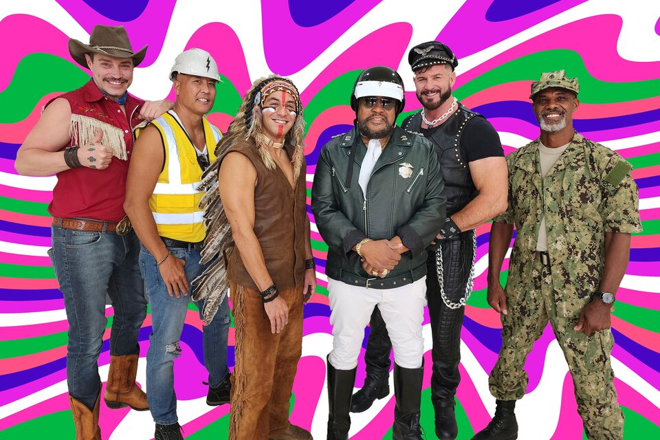 Sechs Männer in unterschiedlichen Kostümen stehen vor einem bunten, psychedelischen Hintergrund. Sie verkörpern verschiedene Charaktere, darunter einen Cowboy, einen Bauarbeiter und einen Militärsoldaten.
