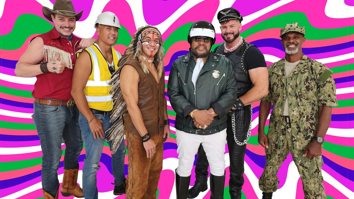 Sechs Männer in unterschiedlichen Kostümen stehen vor einem bunten, psychedelischen Hintergrund. Sie verkörpern verschiedene Charaktere, darunter einen Cowboy, einen Bauarbeiter und einen Militärsoldaten.