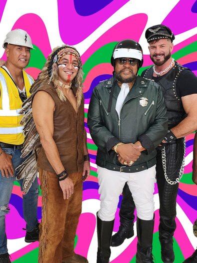 Ein Plakat für ein Open-Air-Event mit dem Schwerpunkt auf Musik der 80er Jahre. Es zeigt die Headliner Village People, Boney M. und Weather Girls, sowie das Datum und den Ort der Veranstaltung. | ©  Brainsworld Agency GmbH