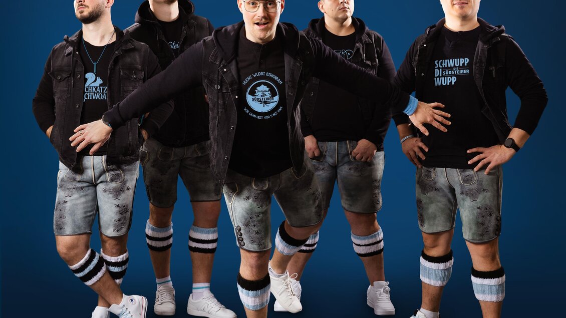 Eine Band in traditioneller Tracht steht auf der Bühne und verbeugt sich. Im Hintergrund sind Lichter und Nebel zu sehen. | © Die Südsteirer