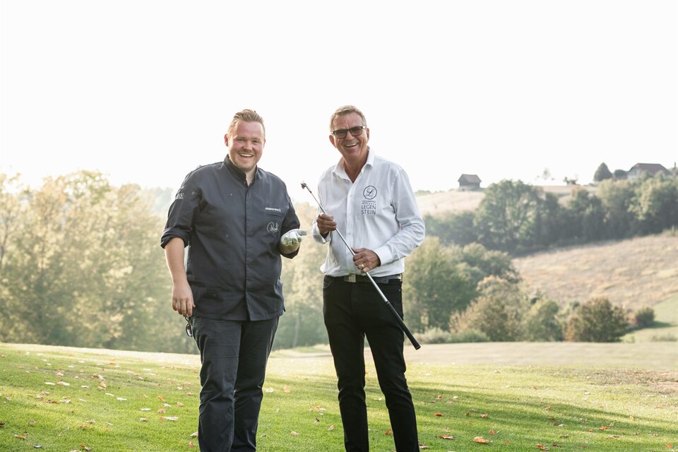 Genuss-Golf-Turnier in Bad Gleichenberg mit zwei Männern - Richard Rauch und Ernst Legenstein - auf dem Golfplatz. Entspannte Lebensfreude und Kulinarik. | © Vulkanlandhotel Legenstein