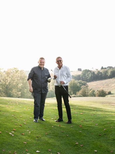 Genuss-Golf-Turnier in Bad Gleichenberg mit zwei Männern - Richard Rauch und Ernst Legenstein - auf dem Golfplatz. Entspannte Lebensfreude und Kulinarik. | © Vulkanlandhotel Legenstein