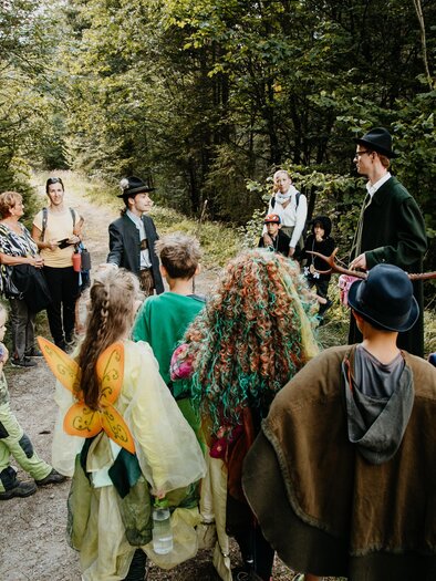 Das Bild zeigt ein kleines Mädchen, verkleidet als Waldgeist | © nicoleseiser.at