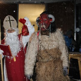 Der Nikolaus und der Krampus verteilen Päkchen in Passail | © Tourismusverband Oststeiermark