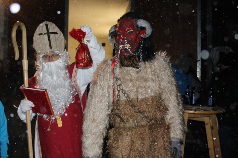 Der Nikolaus und der Krampus verteilen Päkchen in Passail | © Tourismusverband Oststeiermark