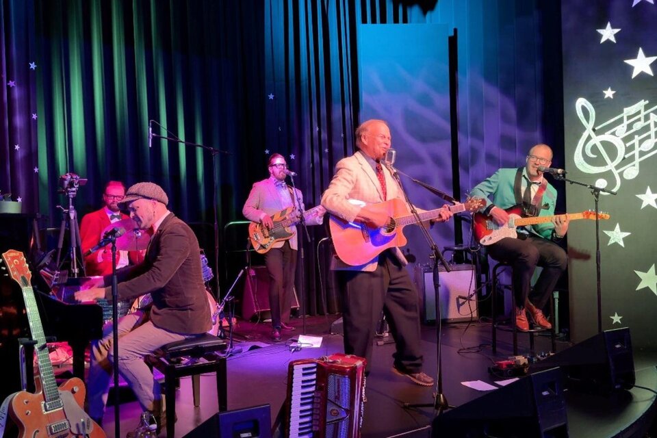 <p><p>Die Jimmy und Erik Petterson's Father & Son Band bei einem ihrer stimmungsvollen Auftritte.</p></p> | © Jimmy und Erik Petterson Band