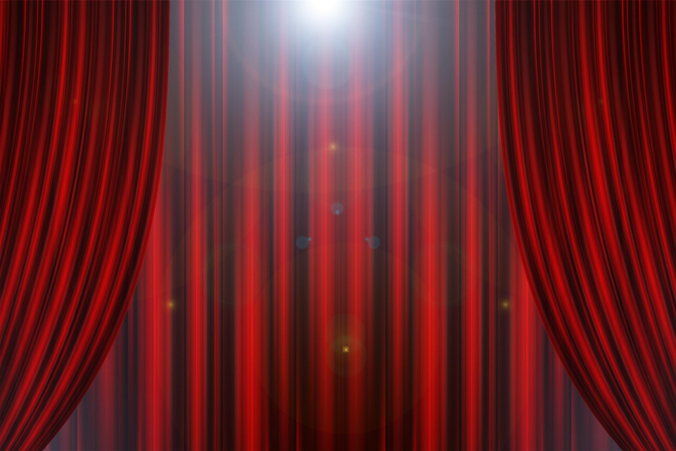 Ein rotes Bühnenvorhang mit Falten und verzierten Seiten. Der Hintergrund ist leer und lässt Raum für eine Präsentation. | © Pixabay