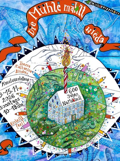 Ein bunt bemalter Regenschirm mit vielen verschiedenen Figuren und Mustern. Die Farben sind lebhaft und ziehen die Aufmerksamkeit an. | © Die Mühle/Teresa Katharina Binder