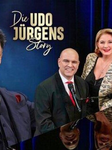 Eine Bühnenauftritt mit drei Künstlern, die sich um ein Klavier versammeln. Im Hintergrund steht der Titel "Die Udo Jürgens Story". | © COFO Entertainment - Michaela Krauss Boneau