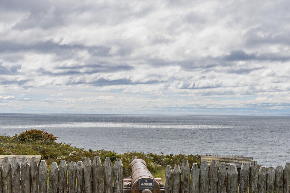 Ein Aussichtspunkt mit einer Kanone, die auf das Meer zeigt. Im Hintergrund sind Wolken und eine natürliche Landschaft zu sehen. | © Irmgard Unger-Eisele-Scroll durch dein Leben!