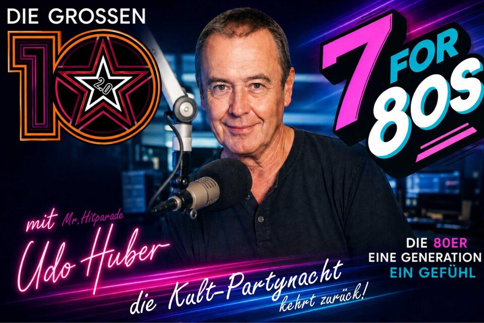 Poster mit Udo Huber im Mittelpunkt, umgeben von leuchtenden Neonblau- und Pink-Highlights. Oben rechts erstrahlt das „7 for 80’s“ Logo, oben links ist „Die grossen 10“ platziert, während ein hängendes Mikrofon vor Udo Huber das Motiv abrundet. | © Binna Event Management e.U.