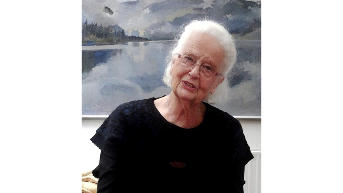 <p>Jovita Dermotte wird vor einem Landschaftsgemälde gezeigt. Sie schaut freundlich in die Kamera.</p> | © Jovita Dermotte