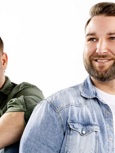 The two men of the Austrian "Austro-Pop" band EDMUND stand next to each other and smile. They are wearing casual clothes and have a friendly expression. | © Bruno Bounty Photography