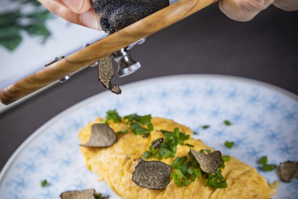 Eine köstliche Omelette wird mit frischem Trüffel und Kräutern dekoriert. Die Präsentation zeigt kulinarische Raffinesse und Genuss. | © Graz Tourismus - Werner Krug