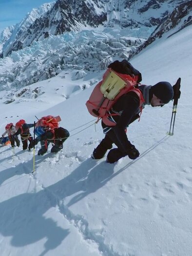 Eine Gruppe von Bergsteigern wandert durch verschneite Berge. Die Szene zeigt die Herausforderung und den Mut der Alpinisten. | © ®_L'Endroit_Films-.