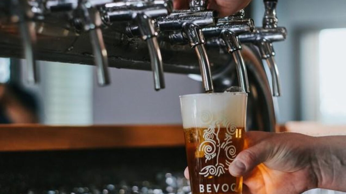 Ein Bier wird frisch aus dem Zapfhahn in ein Glas eingeschenkt. Im Hintergrund sind weitere Gläser sichtbar. | © Brauhaus Bevog