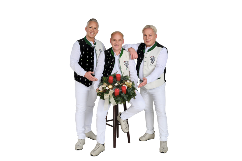 Drei Männer stehen vor einem Tisch mit einer Blumenarrangierung. Sie tragen ähnliche weiße Outfits mit schwarzen Westen und lächeln freundlich in die Kamera. | © Oststeiermark Tourismus