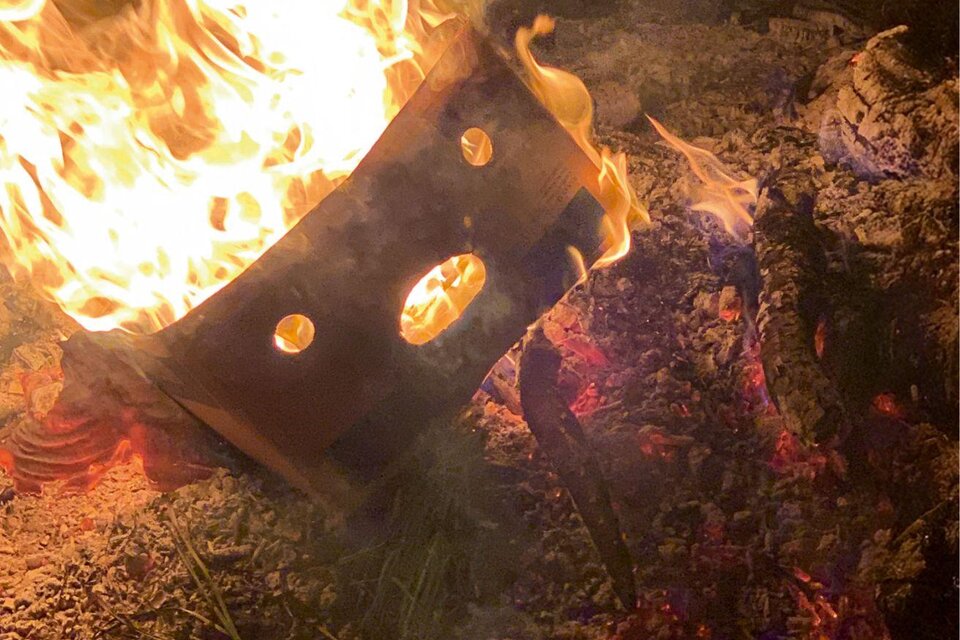 Ein brennendes Objekt steht in lodernden Flammen, umgeben von glühender Asche. Die Szenerie erzeugt eine lebhafte und dramatische Atmosphäre in der Nacht. | © Schauspielhaus.