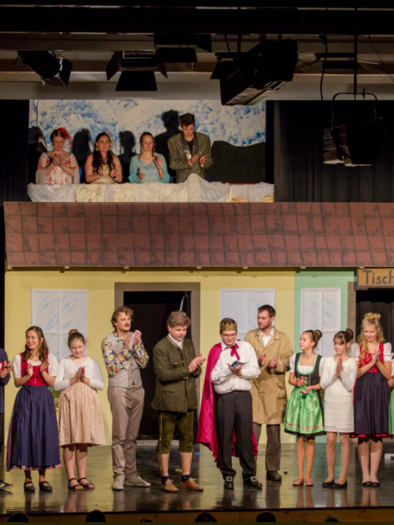A theater performance with many actors on stage. They are wearing traditional clothing and applaud after the show. | © Verein Lust.Spiel Pischelsdorf