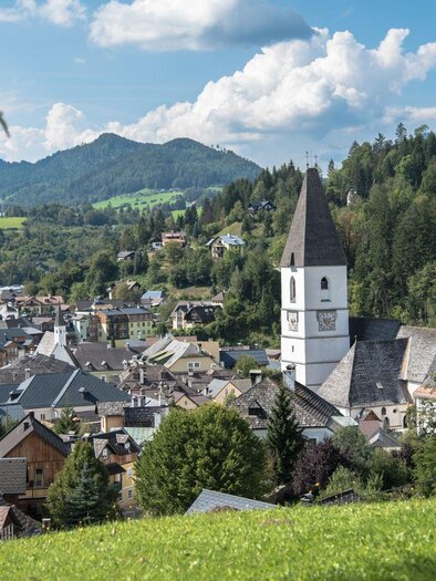 <p>A picturesque view over the town of Bad Aussee with the Stadtpark church of St. Pau in the foreground. In the background, the green mountains of Ausseerland can be seen.</p> | © Herbert Sams