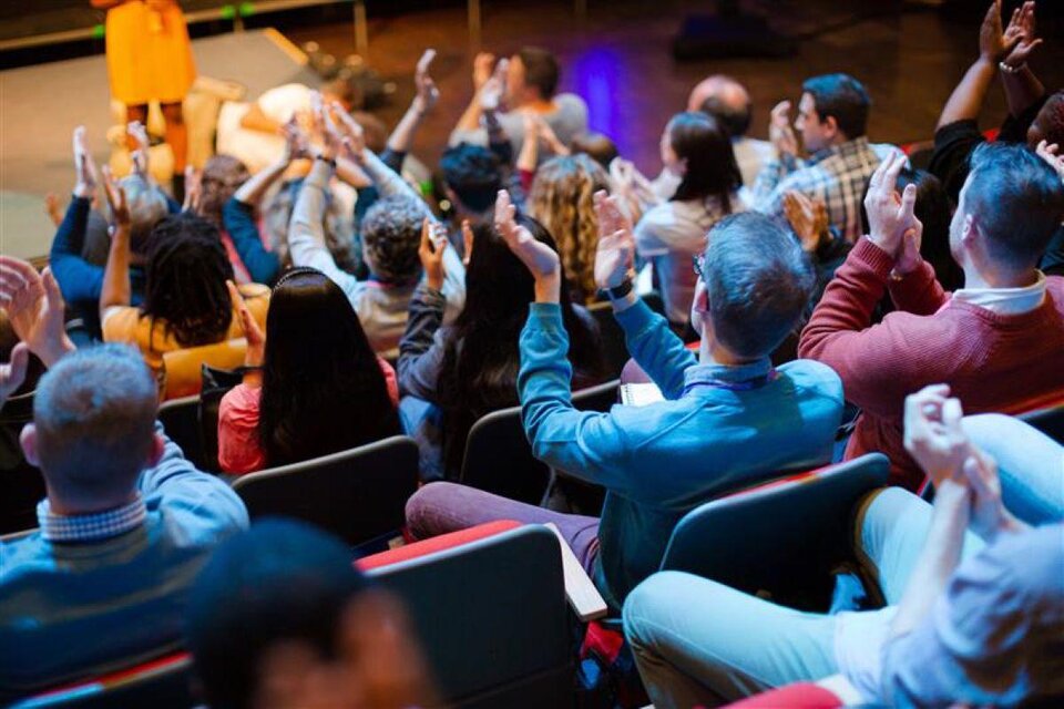 Eine Gruppe von Menschen sitzt im Publikum und applaudiert. Die Atmosphäre ist positiv und engagiert. | © AdobeStock_455882231.jpg