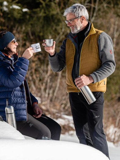 Wanderer machen eine Rast in winterlicher Umgebung in Waisenegg in der Gemeinde Birkfeld | © Oststeiermark Tourismus
