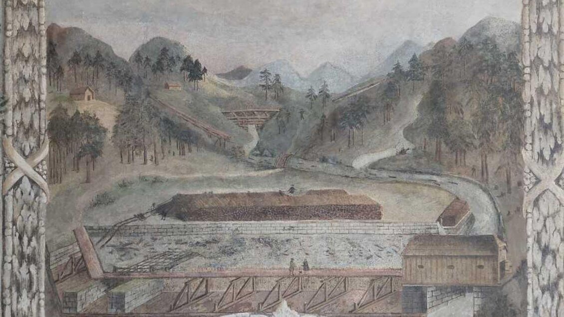 Das Bild ist ein historisches Fresko im sogenannten „Kaisersaal“. Es zeigt eine Flusslandschaft in einem Gebirgstal mit einer technischen Anlage im Vordergrund - eine frühe Industrieanlage zur Nutzung von Wasserkraft. | © Kammerhofmuseum Bad Aussee, kammerhofmuseum.at