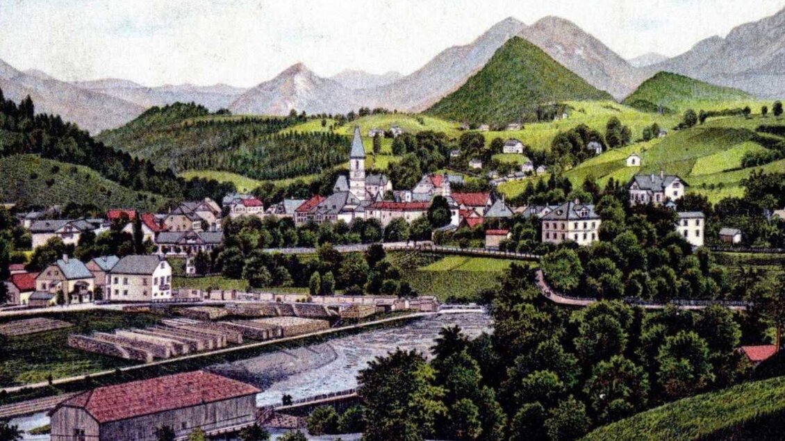 Das Bild zeigt den idyllischen Markt Bad Aussee. Die Traun fließt entlang der alten Häuser und der Pfarrkirche St. Paul.  | © Kammerhofmuseum Bad Aussee, kammerhofmuseum.at