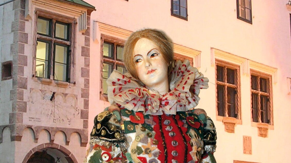 Die prachtvolle Figur eines geschmückten Ausseer Flinserls, einer der Hauptakteure im traditionellen Ausseer Fasching, steht vor dem historischen Gebäude des Kammerhofmuseums in Bad Aussee.
 | © Kammerhofmuseum Bad Aussee