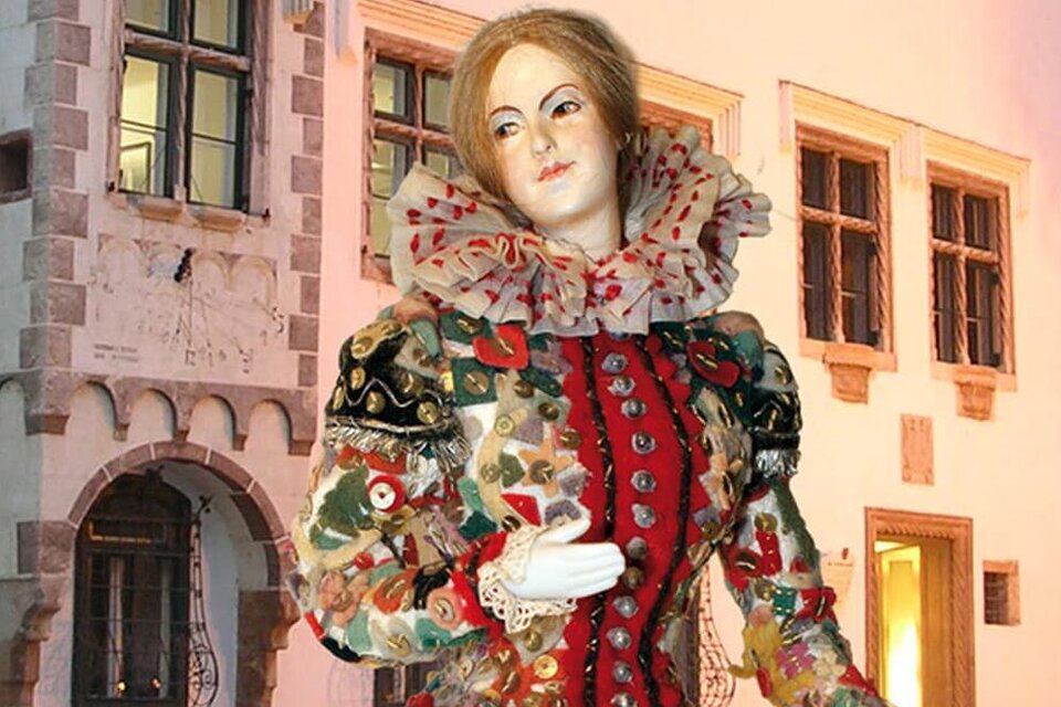 Die prachtvolle Figur eines geschmückten Ausseer Flinserls, einer der Hauptakteure im traditionellen Ausseer Fasching, steht vor dem historischen Gebäude des Kammerhofmuseums in Bad Aussee.
 | © Kammerhofmuseum Bad Aussee