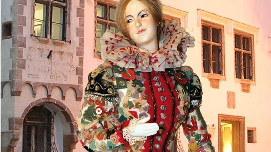 Die prachtvolle Figur eines geschmückten Ausseer Flinserls, einer der Hauptakteure im traditionellen Ausseer Fasching, steht vor dem historischen Gebäude des Kammerhofmuseums in Bad Aussee.
 | © Kammerhofmuseum Bad Aussee