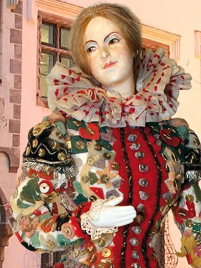 The magnificent figure of a decorated Ausseer Flinserl, one of the main actors in the traditional Ausseer Fasching, stands in front of the historic building of the Kammerhof Museum in Bad Aussee. | © Kammerhofmuseum Bad Aussee