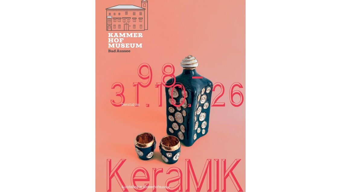 Das moderne Plakat zur "KeraMik" Ausstellung im Kammerhofmuseum Bad Aussee. Im Vordergrund steht ein dunkelblauer handgefertigter Flakon mit zwei Bechern.  | © www.kammerhofmuseum.at