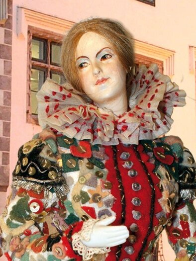 Die prachtvolle Figur eines geschmückten Ausseer Flinserls, einer der Hauptakteure im traditionellen Ausseer Fasching, steht vor dem historischen Gebäude des Kammerhofmuseums in Bad Aussee. | © Kammerhofmuseum, Bad Aussee