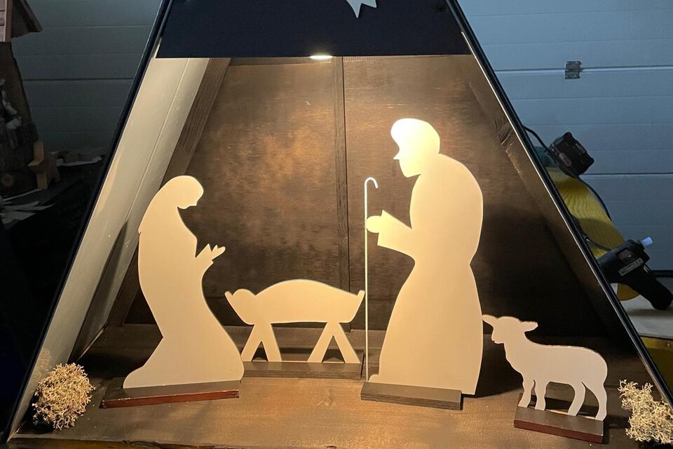 Eine dekorative Krippe in einer beleuchteten Pyramide. Sie zeigt Maria, Josef, das Jesuskind und zwei Tiere. | © Marktgemeinde Halbenrain