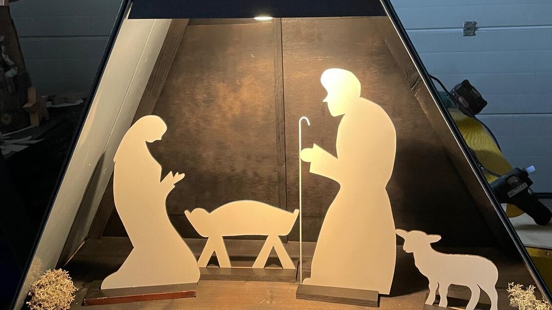 Eine dekorative Krippe in einer beleuchteten Pyramide. Sie zeigt Maria, Josef, das Jesuskind und zwei Tiere. | © Marktgemeinde Halbenrain