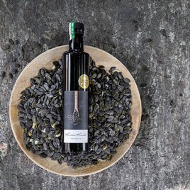 Kürbiskeren und eine Flasche Kürbiskernöl | © Ölmühle Pronnegg