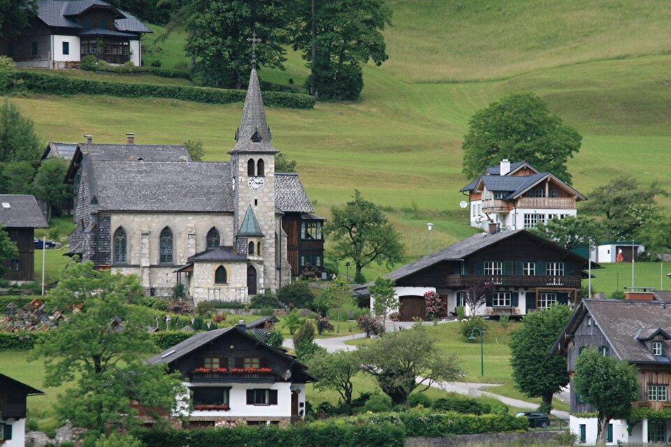 <p><p>Die malerische Landschaft von Grundlsee mit der Pfarrkirche Grundlsee und traditionellen Familienhäusern. Grüne Wiesen umgeben die Szene im Ausseerland.</p></p> | © Rabensteiner
