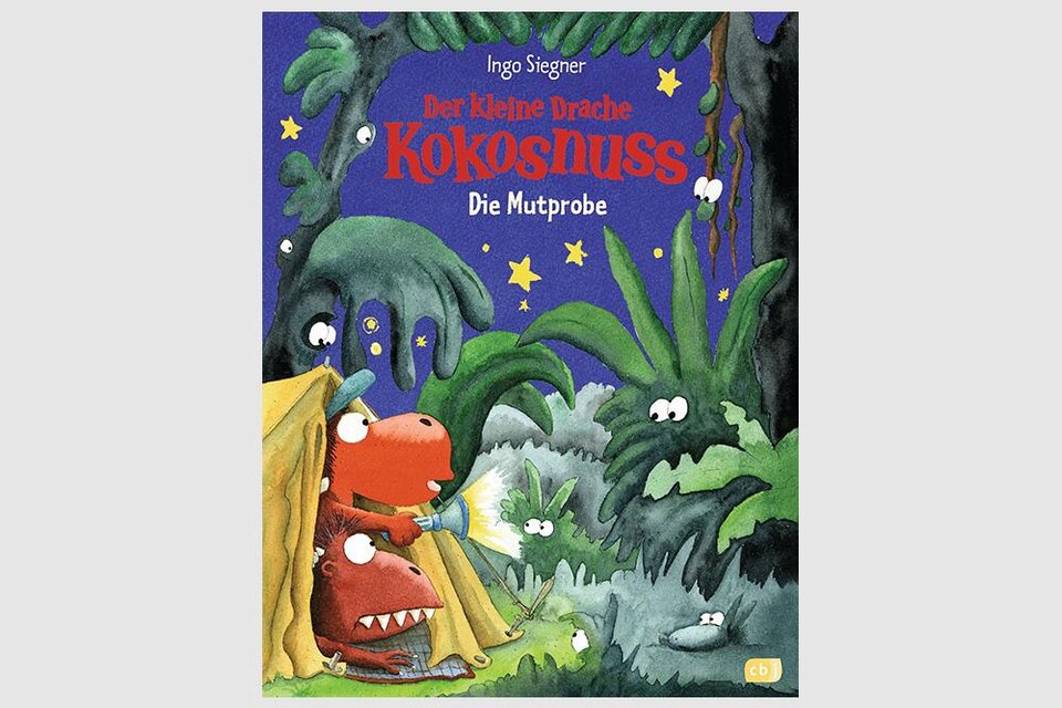 Ein buntes Kinderbuchcover mit dem Titel "Der kleine Drache Kokosnuss: Die Mutprobe". Es zeigt zwei Drachen, die in einem Wald mit leuchtenden Sternen und grünen Pflanzen stehen. | © cbj Kinder- und Jugendbuchverlag