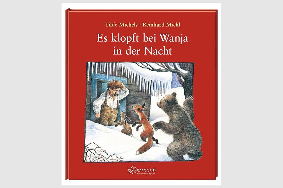 Ein Kinderbuch mit dem Titel "Es klopft bei Wanja in der Nacht". Die Illustration zeigt eine winterliche Szene mit Tieren und einem Menschen in einem schneebedeckten Umfeld. | ©  Verlag Friedrich Oetinger